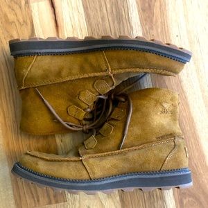 Like new Sorel Madson moc toe boot. No stains, tears or odors